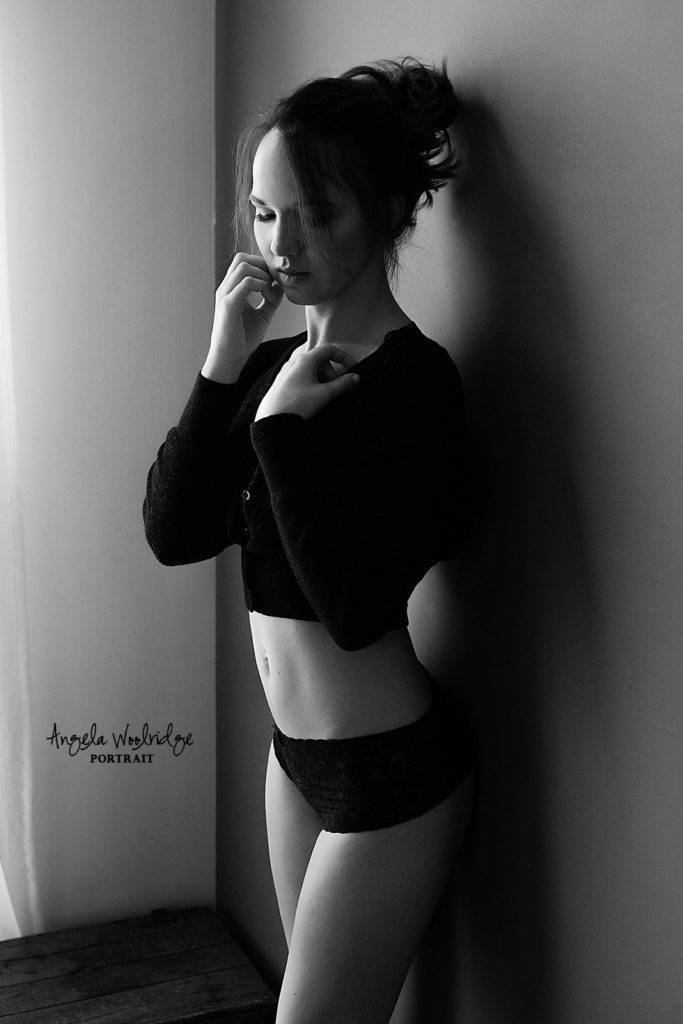 Columbus boudoir photographer black and white image of woman